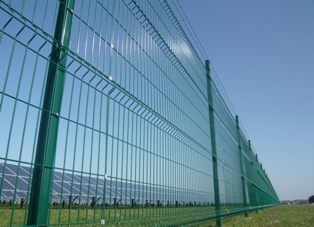 Сетчатый забор в Бахчисарае